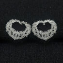 Brinco coração vazado com pedras cristais