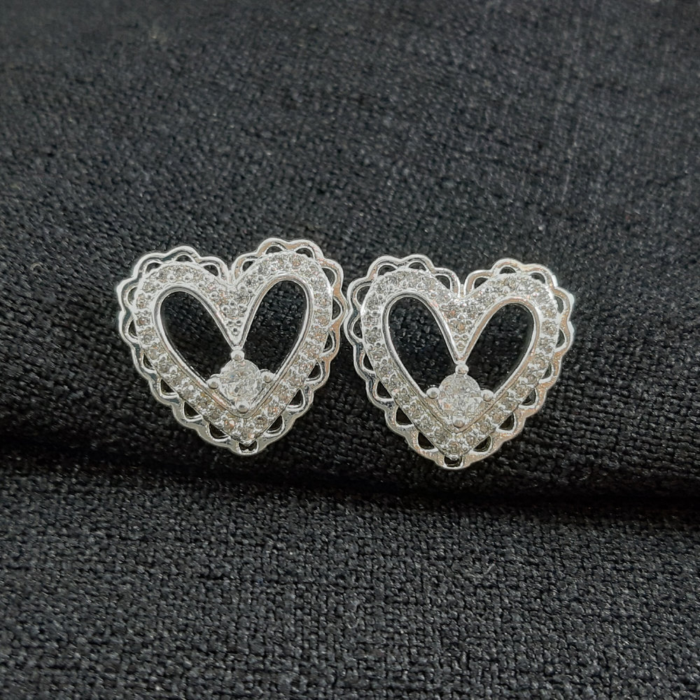 Brinco formato coração detalhe vazado com pedras