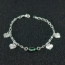 Pulseira infantil com coração detalhado