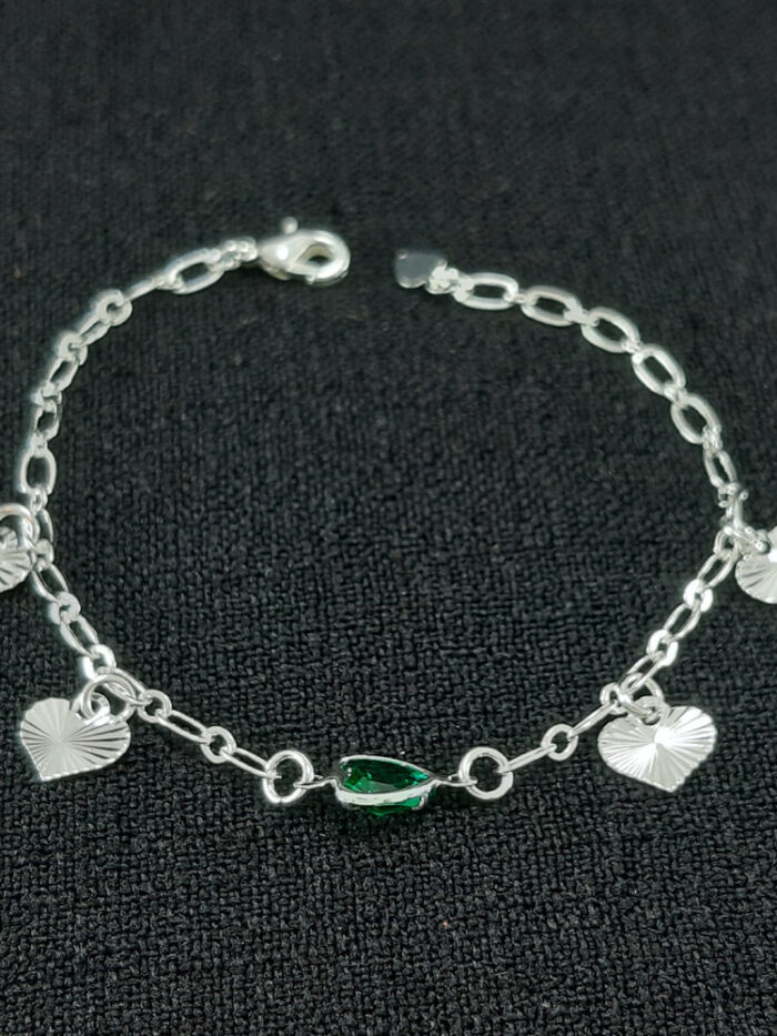 Pulseira infantil com coração detalhado