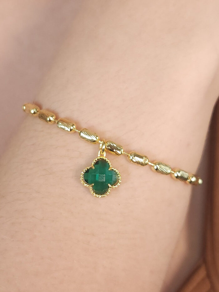 Pulseira com pingente trevo