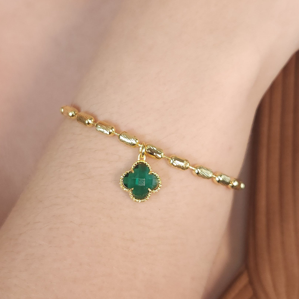 Pulseira com pingente trevo