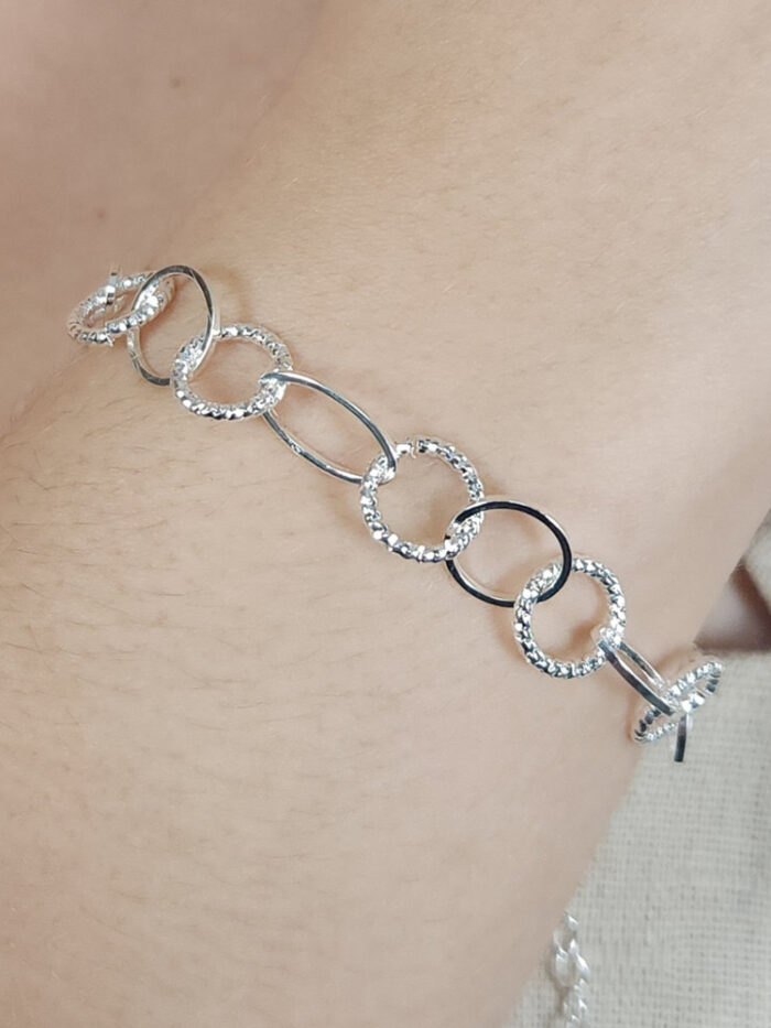 Pulseira elos vazados círculo detalhado e liso