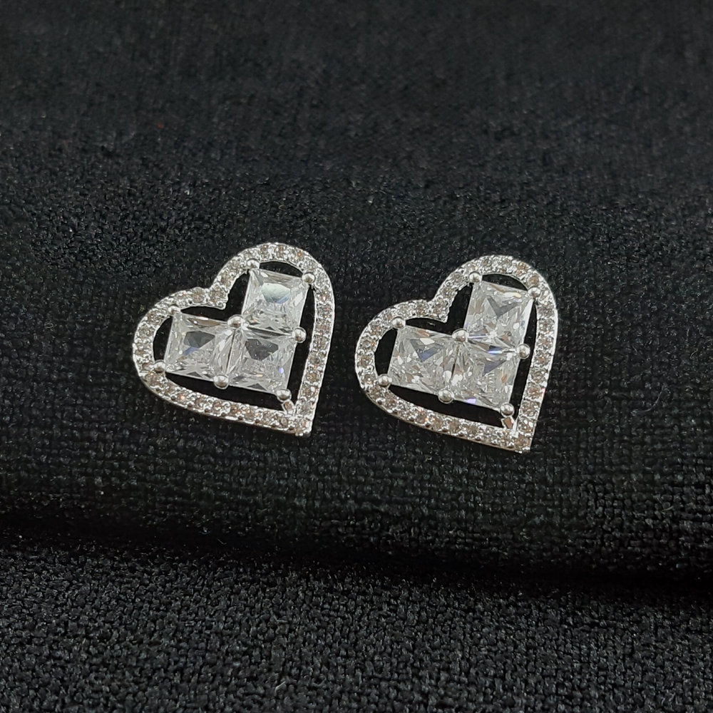 Brinco coração fio cravejado com pedra cristal quadrada