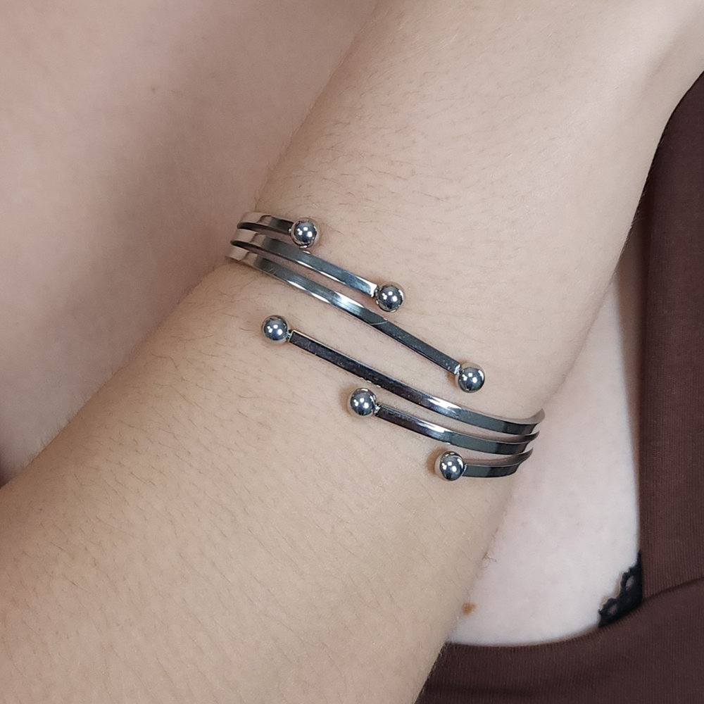 Bracelete com seis fios detalhe em bolinhas