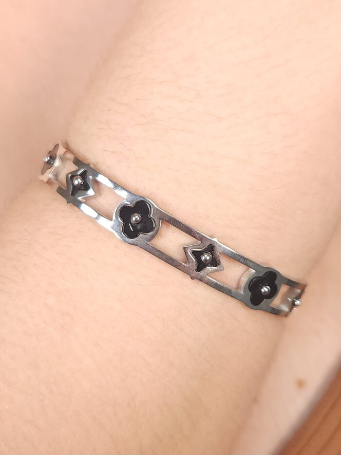 Bracelete detalhe trevo com estrela vazado