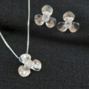 Conjunto flor com pedra cristal