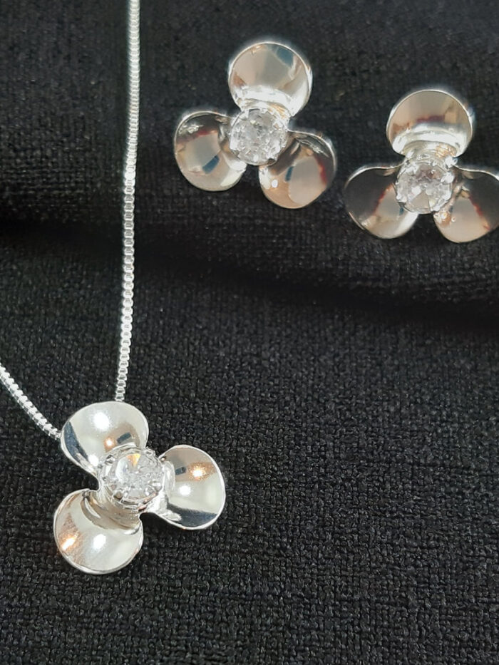 Conjunto flor com pedra cristal