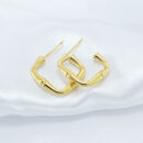 Brinco argola quadrado dourado detalhado