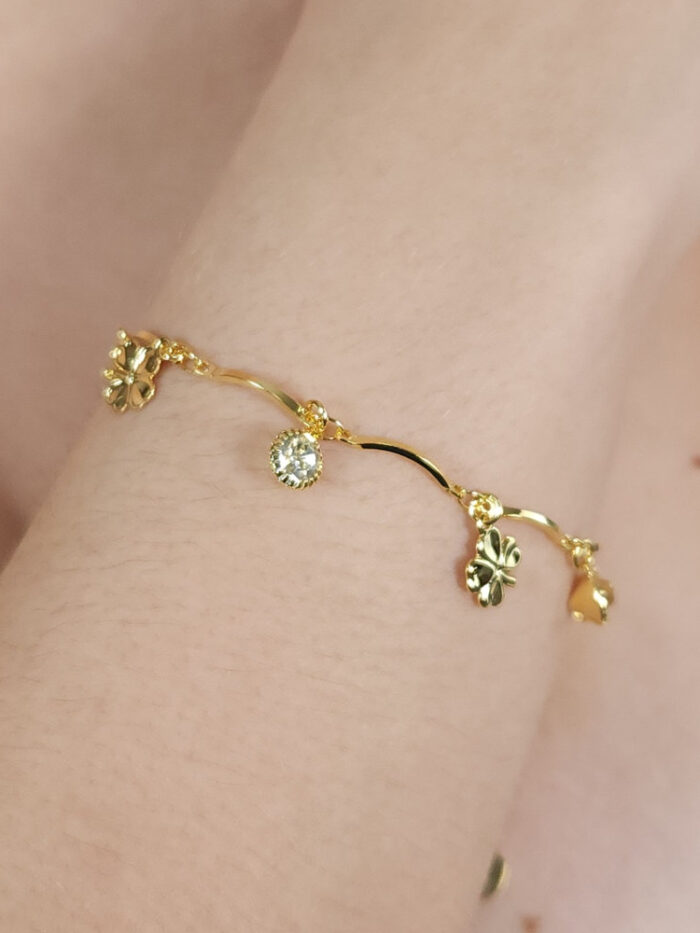 Pulseira caninho pingente trevo boleada e pontos de luz