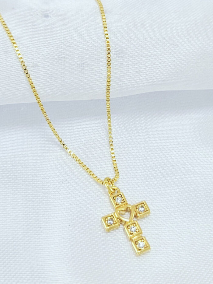 Gargantilha cruz cristais detalhados coração vazado