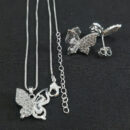 Conjunto borboleta cravejada detalhe pedra cristal