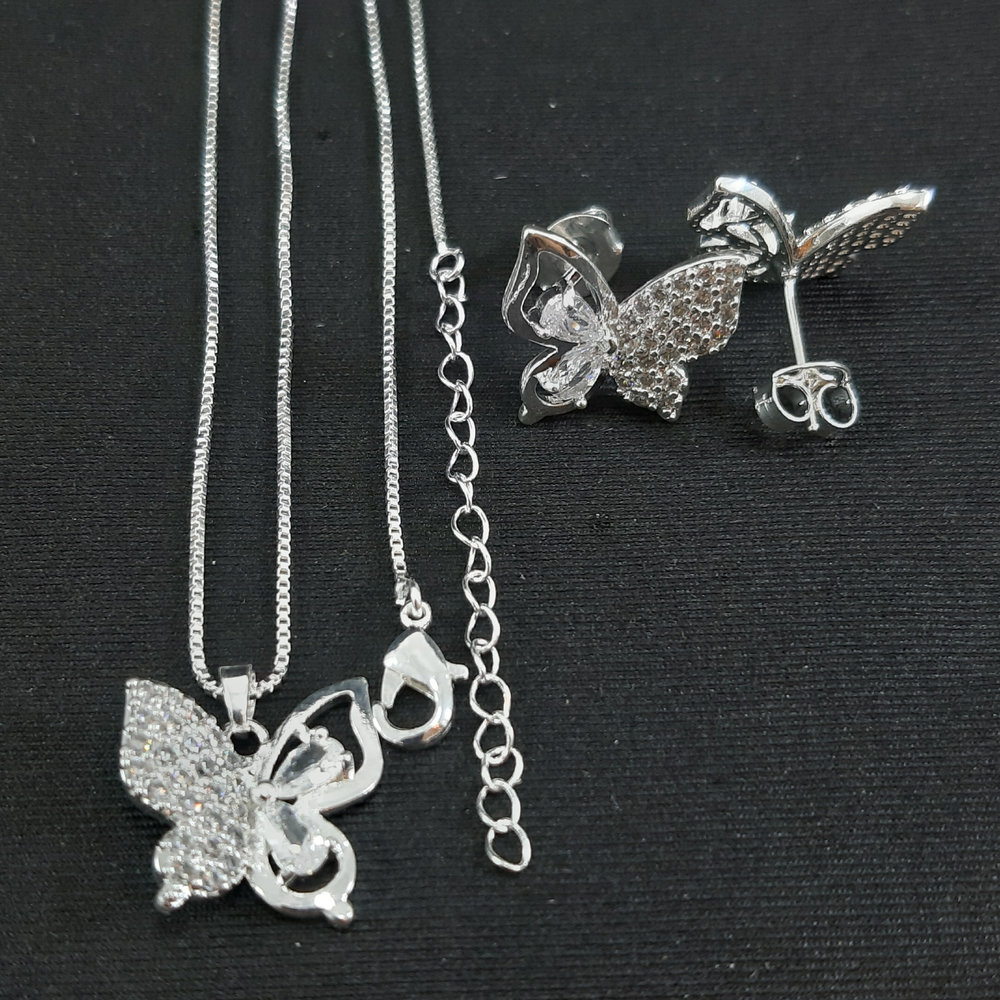 Conjunto borboleta cravejada detalhe pedra cristal