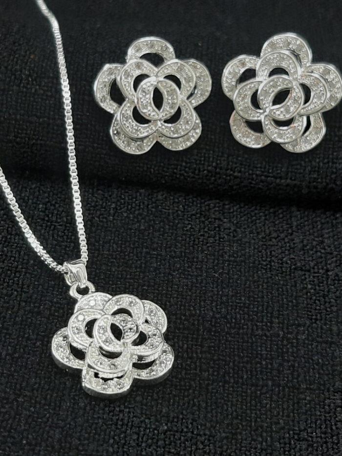 Conjunto flor vazado cravejado