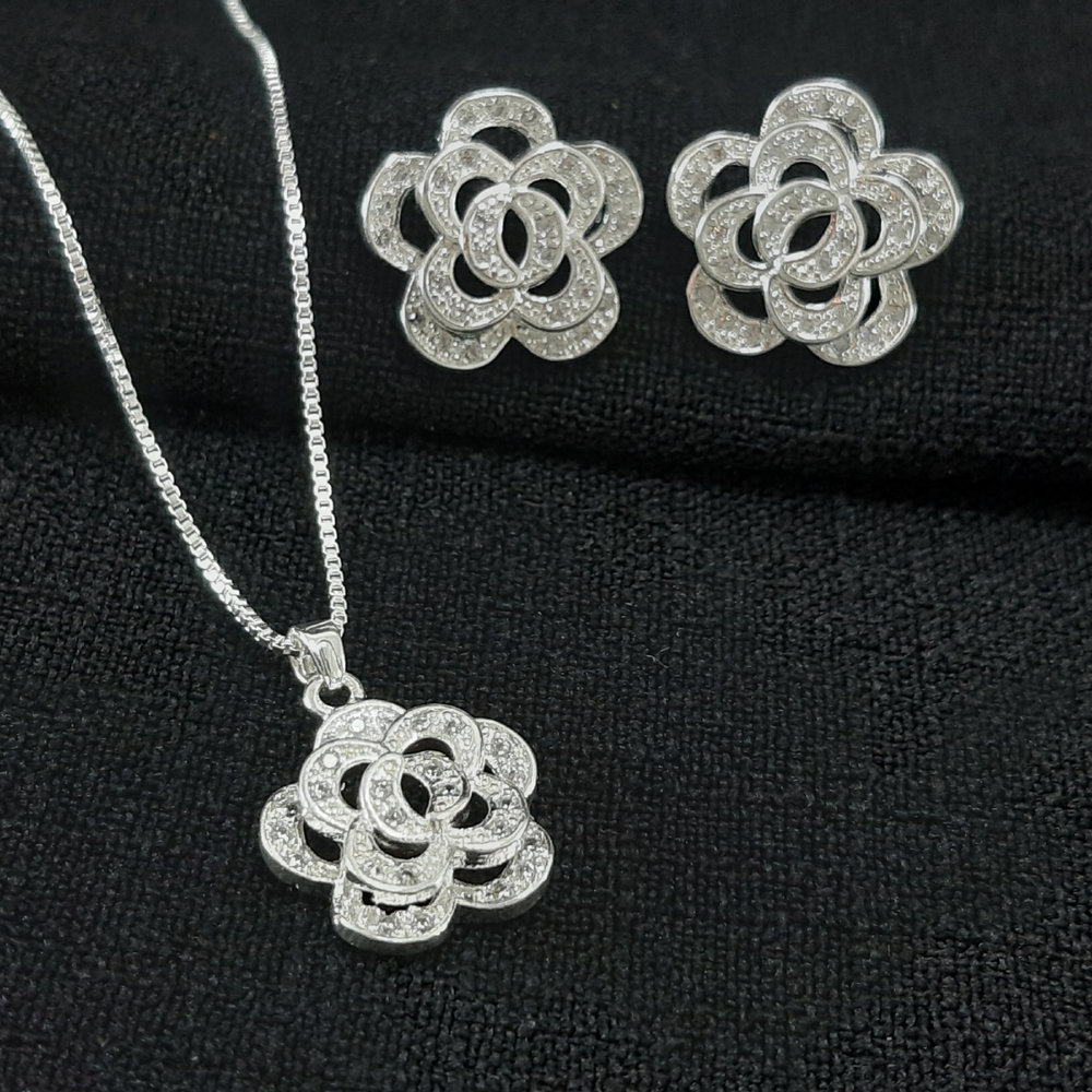 Conjunto flor vazado cravejado