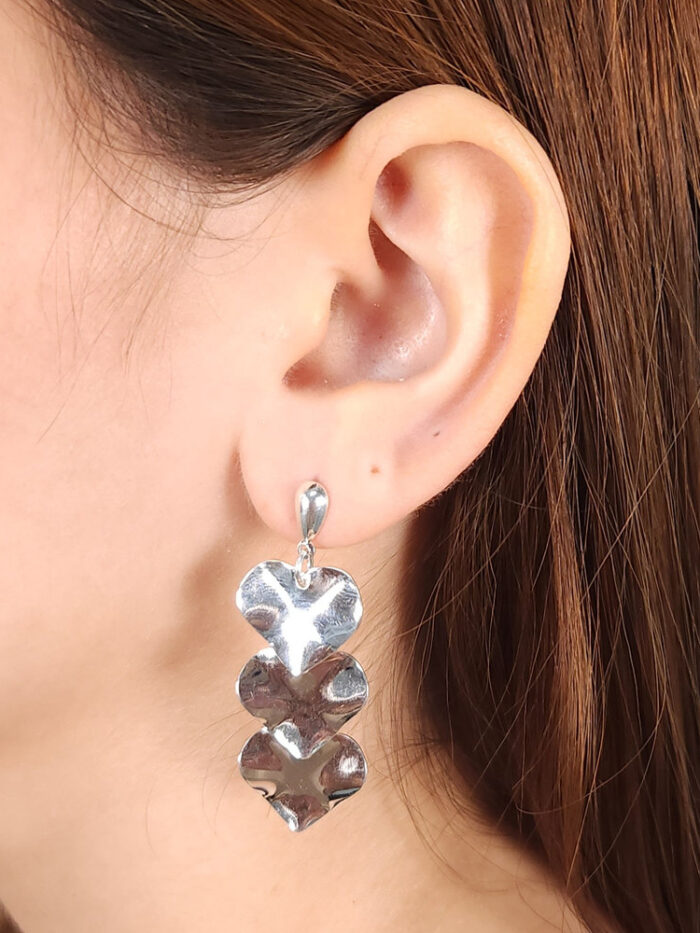 Brinco coração triplo detalhe martelado