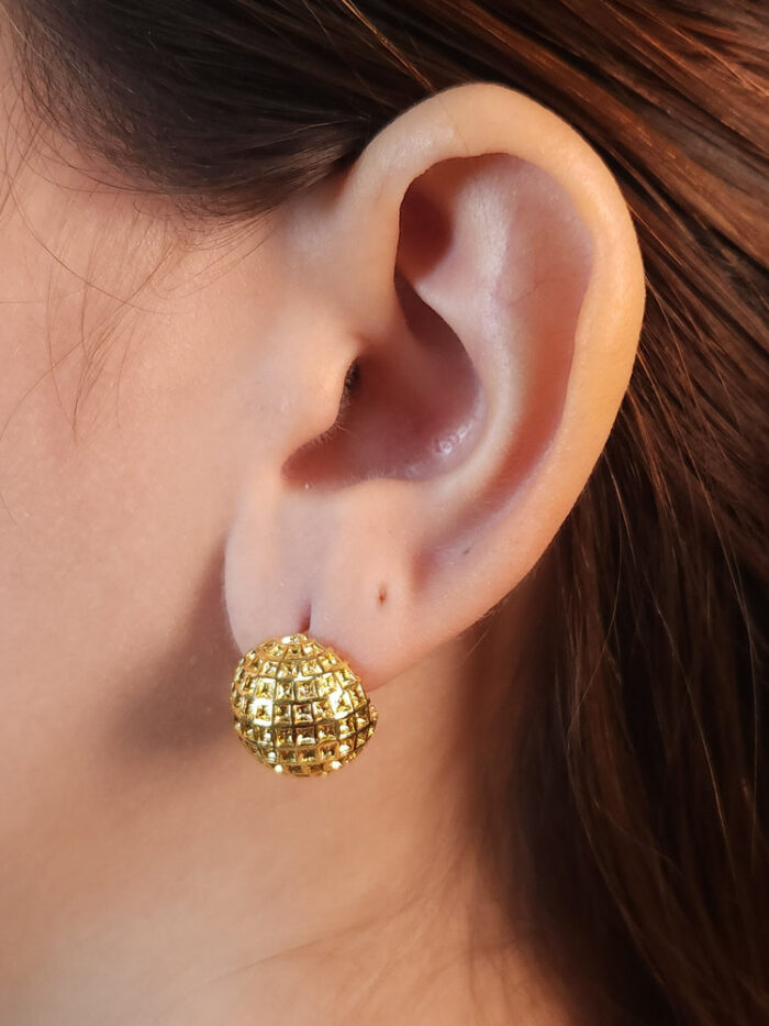 Brinco esfera detalhe quadriculada