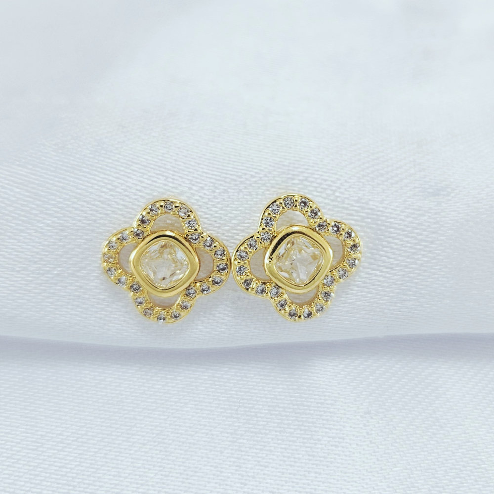 Brinco fio cravejado formato trevo