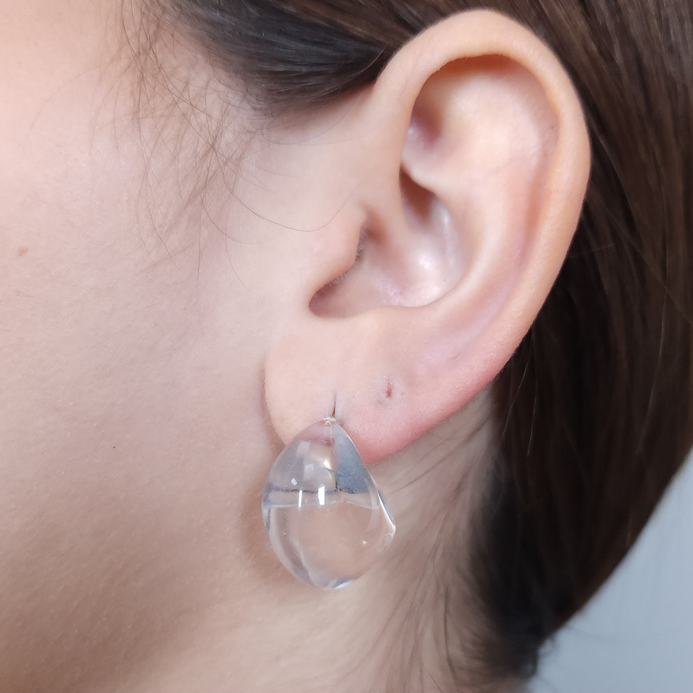 Brinco curvado detalhe transparente