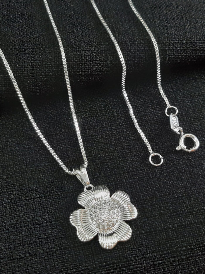 Gargantilha flor círculo cravejado