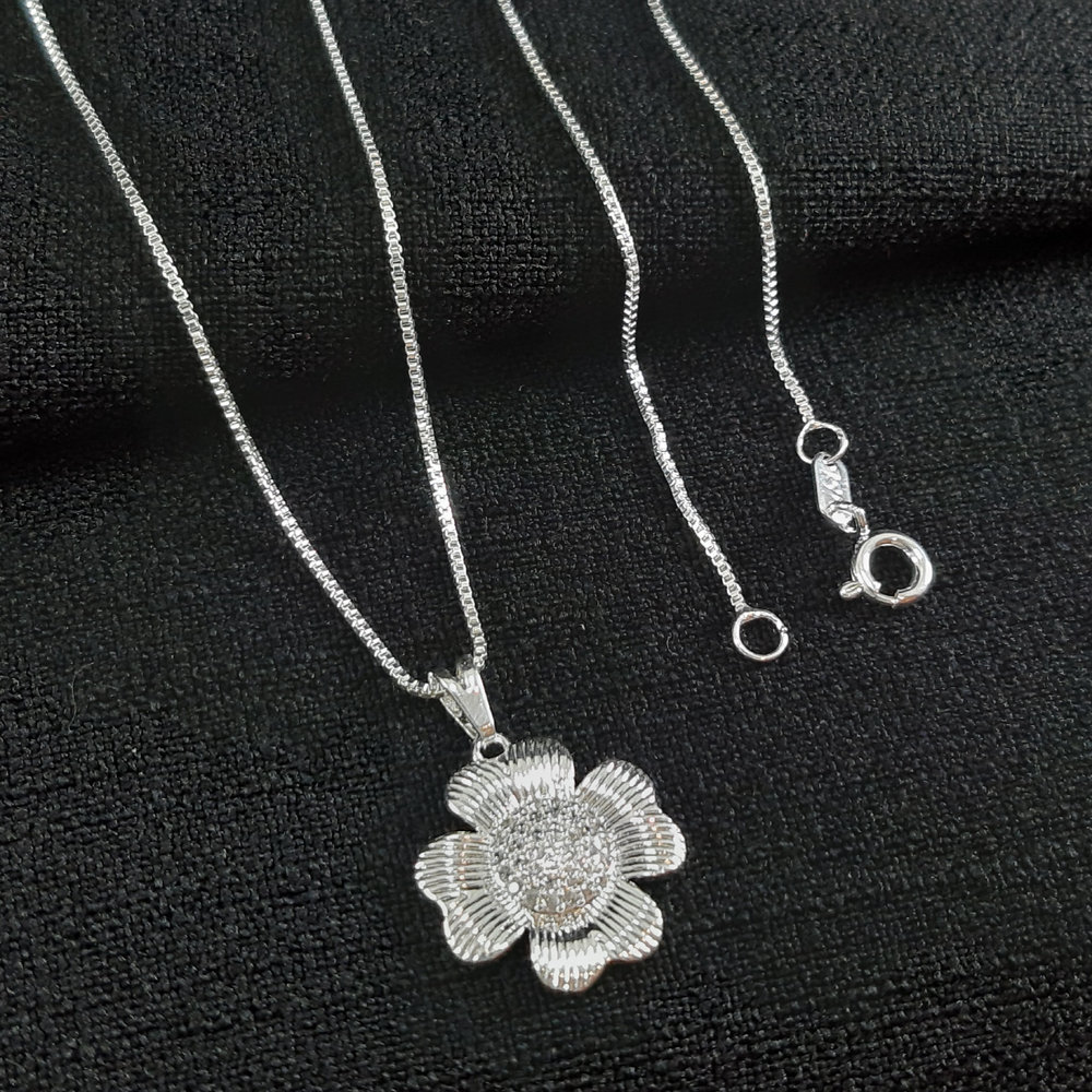 Gargantilha flor círculo cravejado