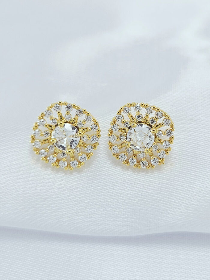 Brinco quadrado fios cravejado com pedra cristal