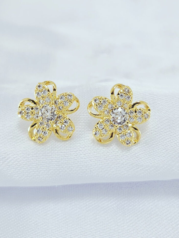 Brinco flor cravejado ponto de luz central