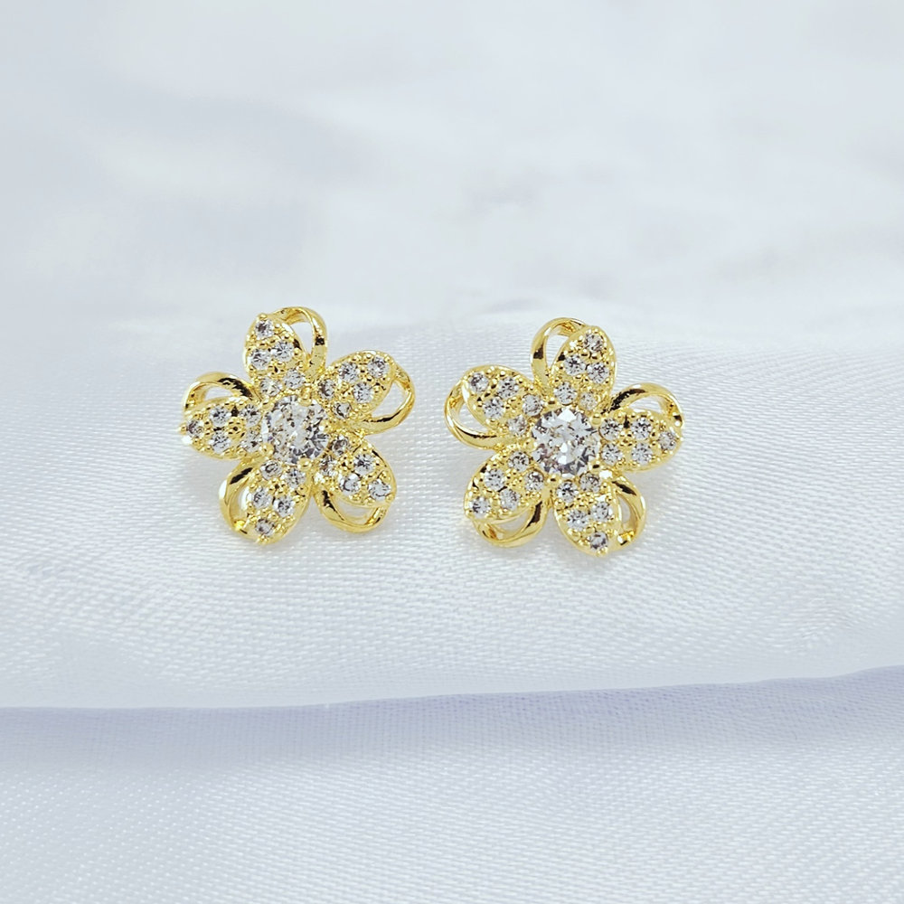 Brinco flor cravejado ponto de luz central