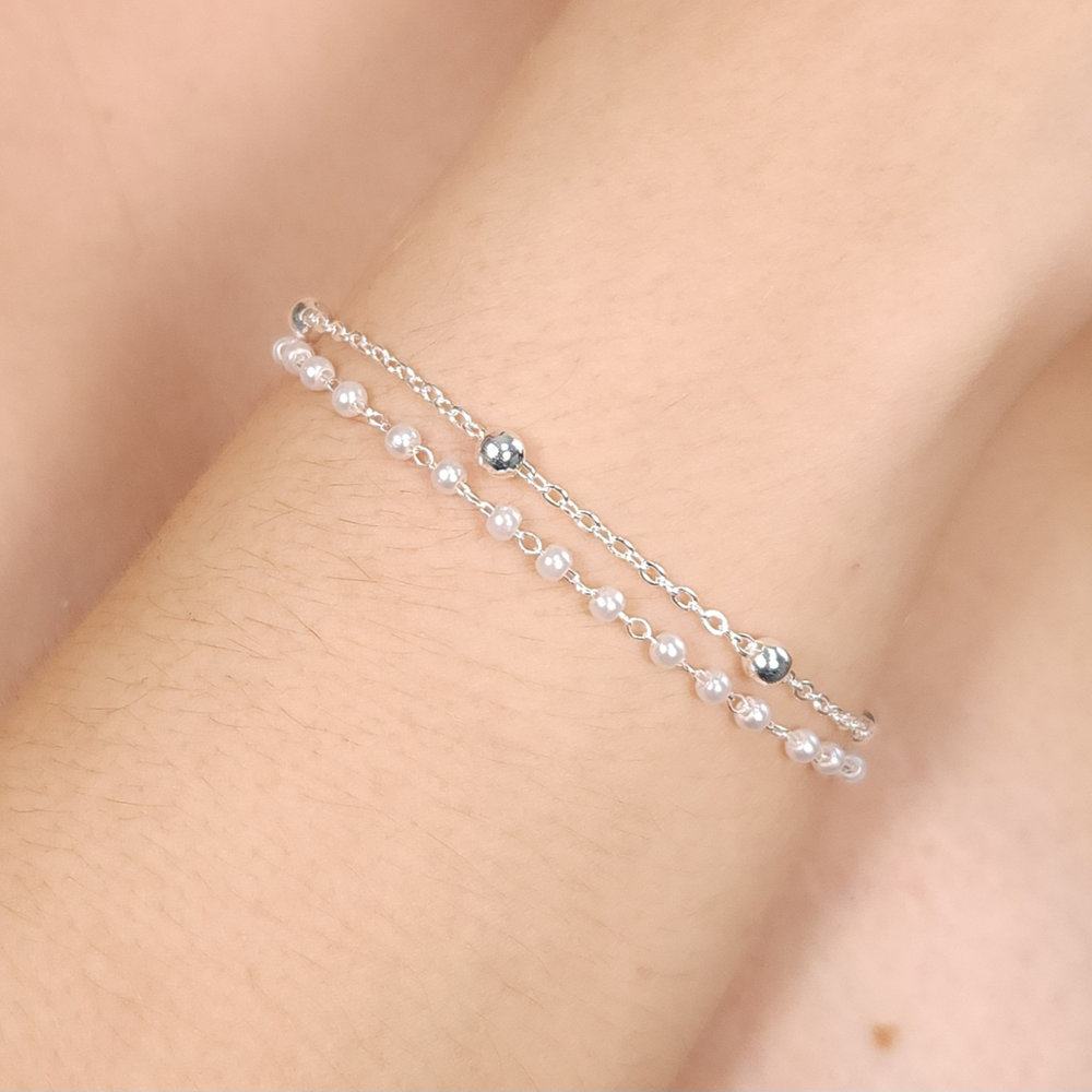 Pulseira dupla com pérola e bola prateada