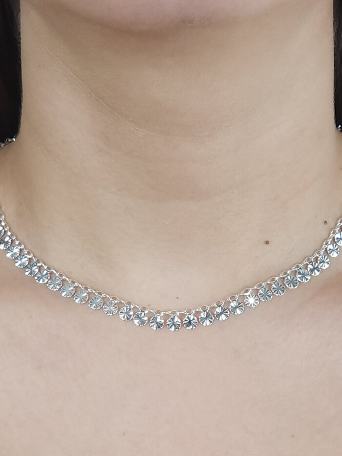 Gargantilha chocker com plaquinha detalhe martelado