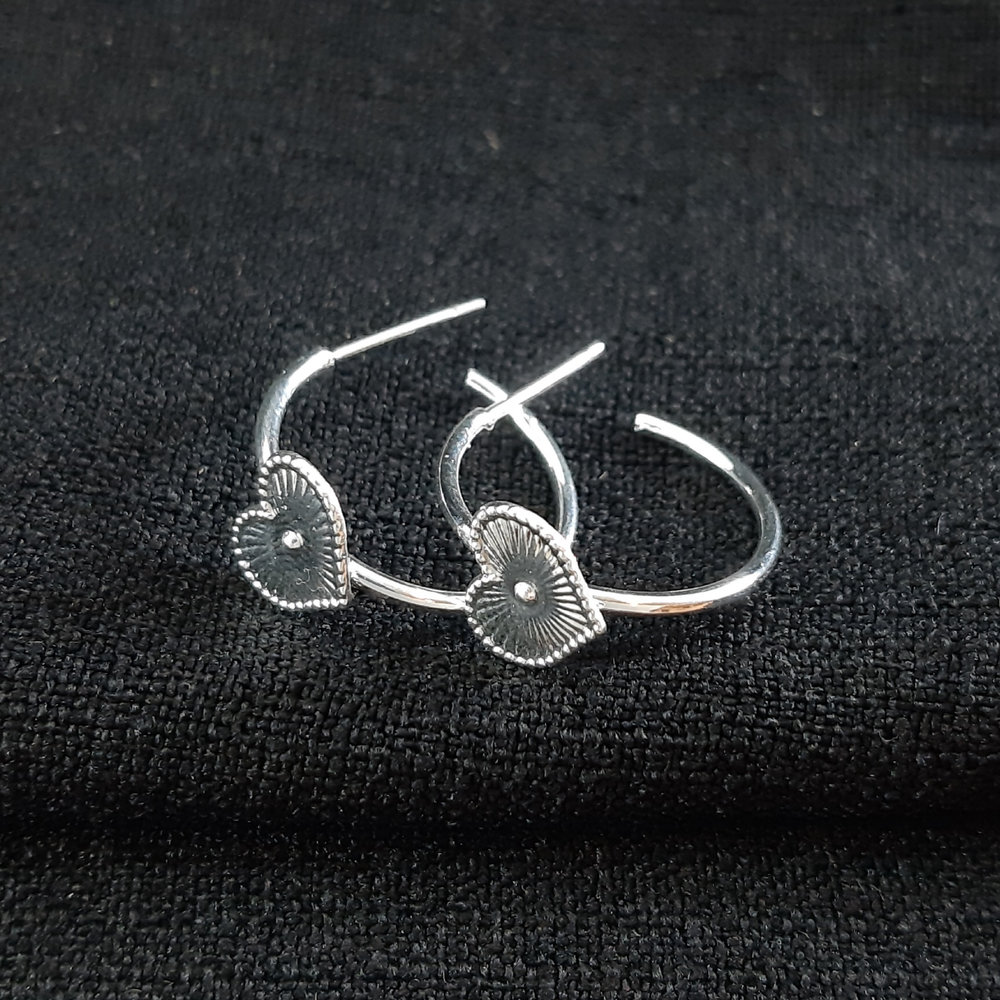 Brinco argola aberta detalhe coração chapeado