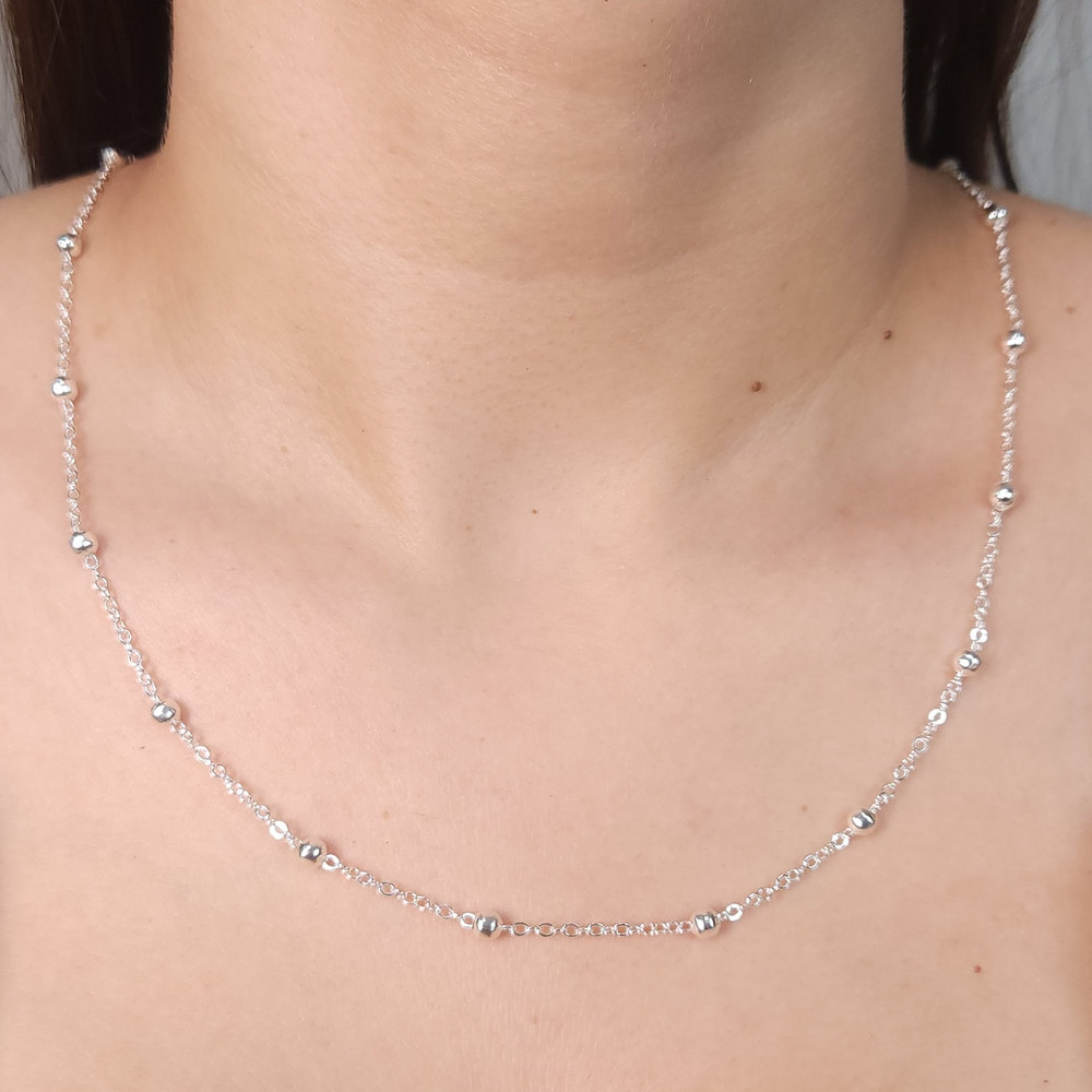 Gargantilha longuinha com bola prateada