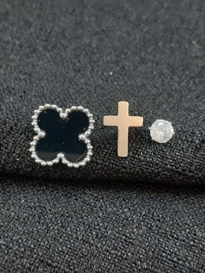 Brinco trio formato trevo e cruz com ponto de luz