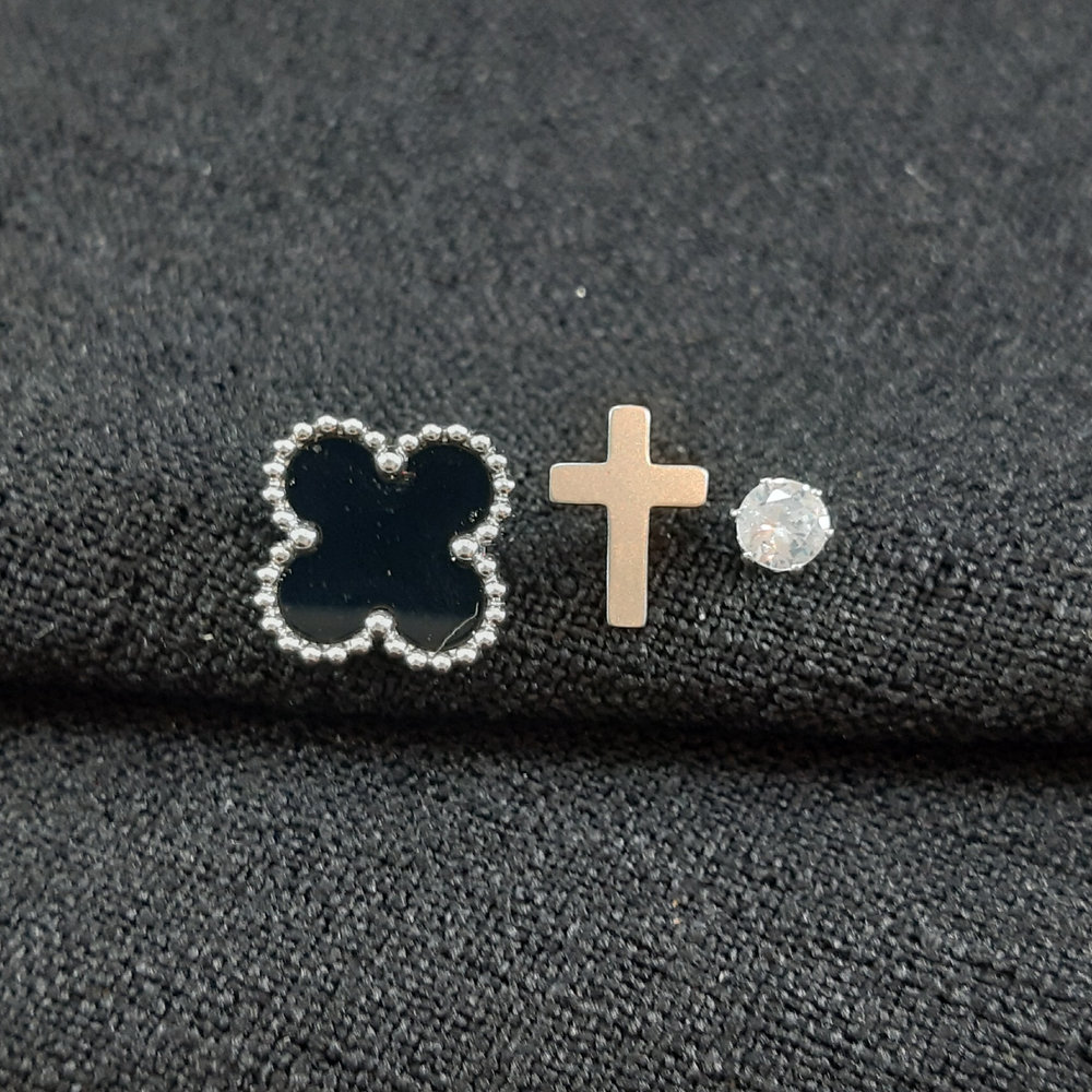 Brinco trio formato trevo e cruz com ponto de luz