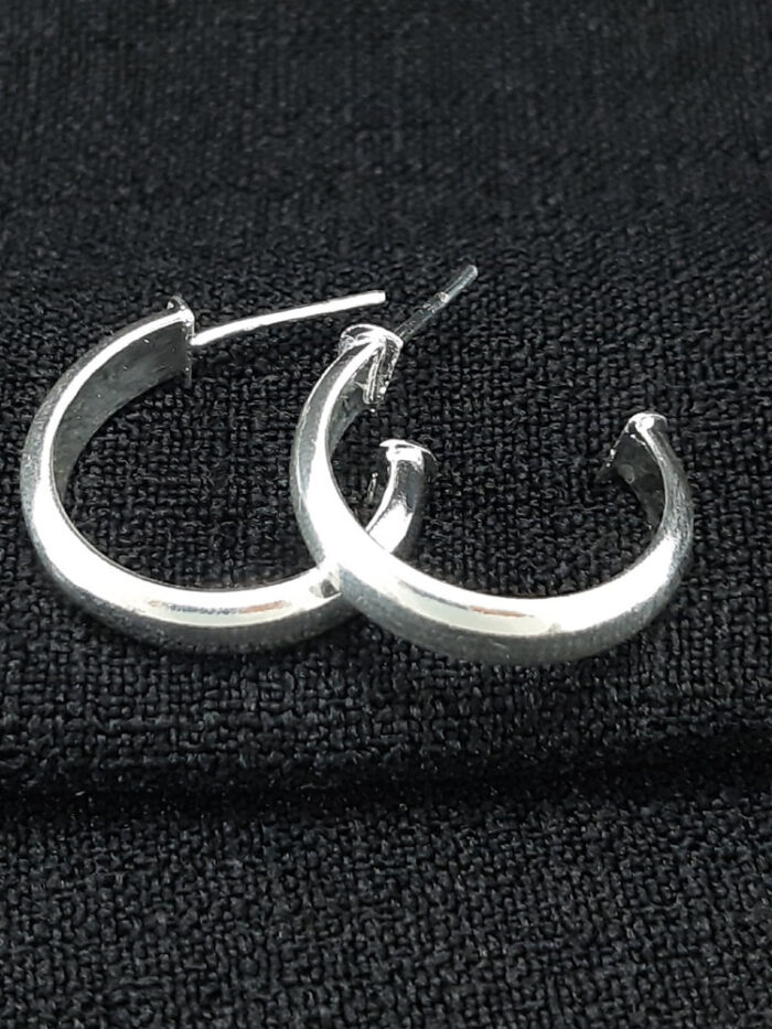 Brinco argola média boleada lisa