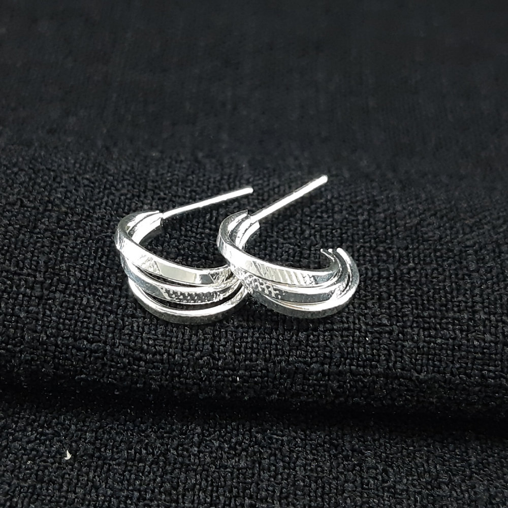 Brinco fios triplo detalhe fosco