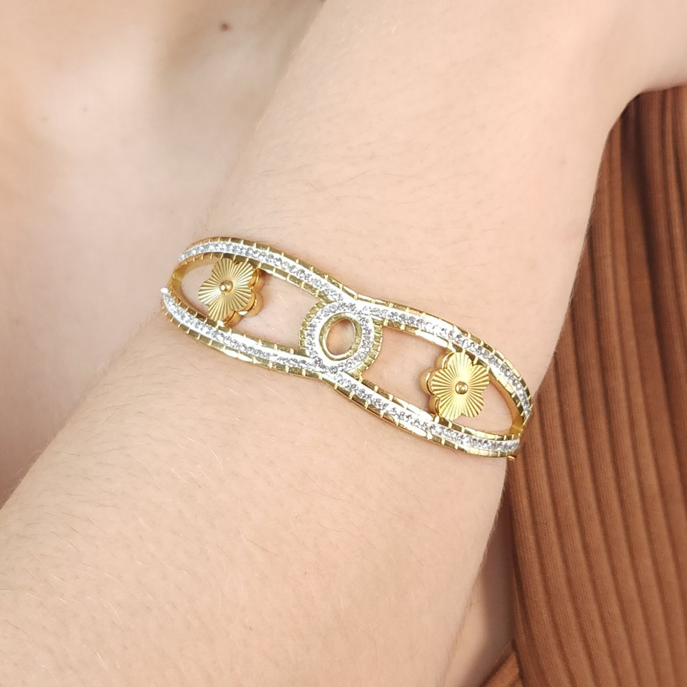 Bracelete fios duplo com trevo dourado fosco