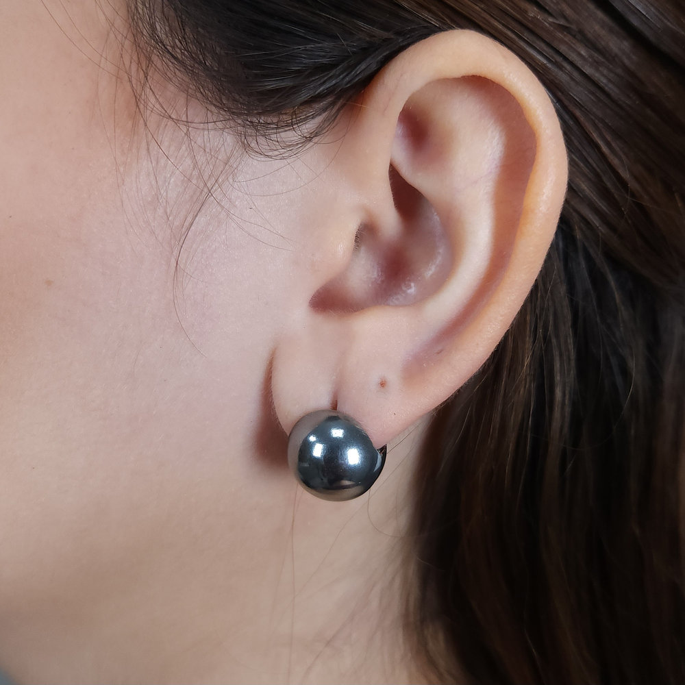 Brinco argola boleada com fecho de pressão