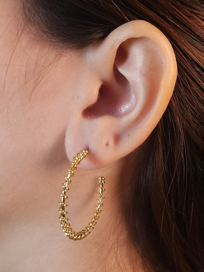 Brinco argola fio mola dourado