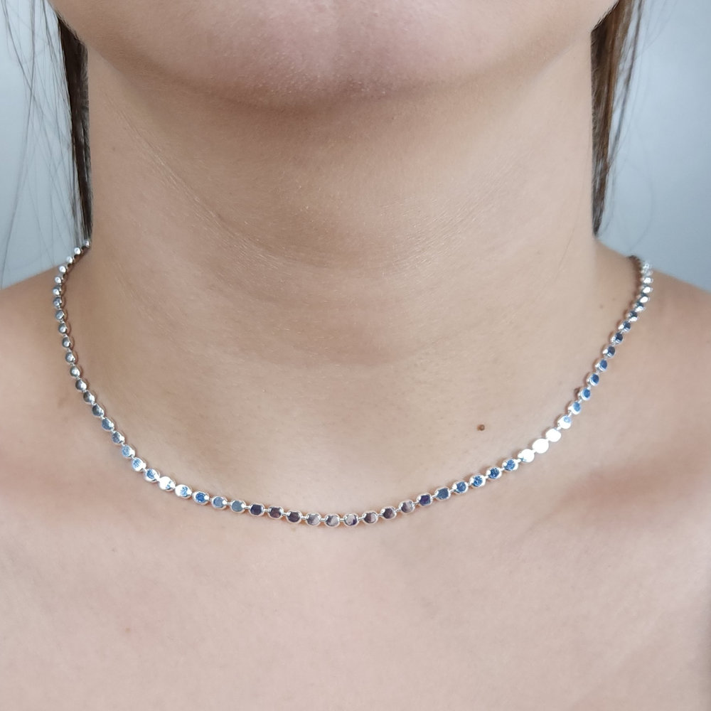 Gargantilha chocker detalhe redondo prateado