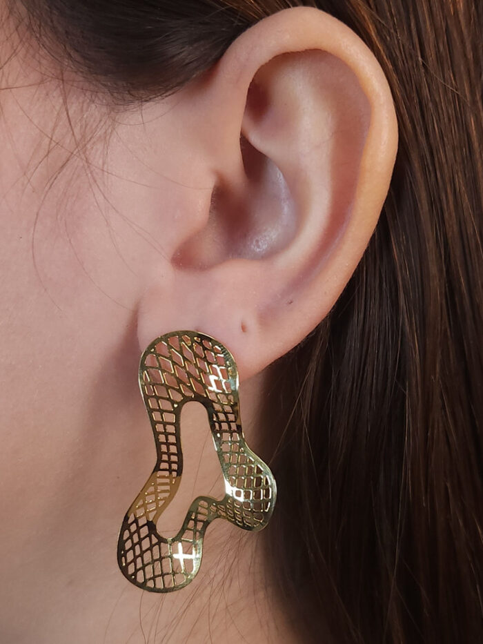 Brinco orgânico tela vazado dourado