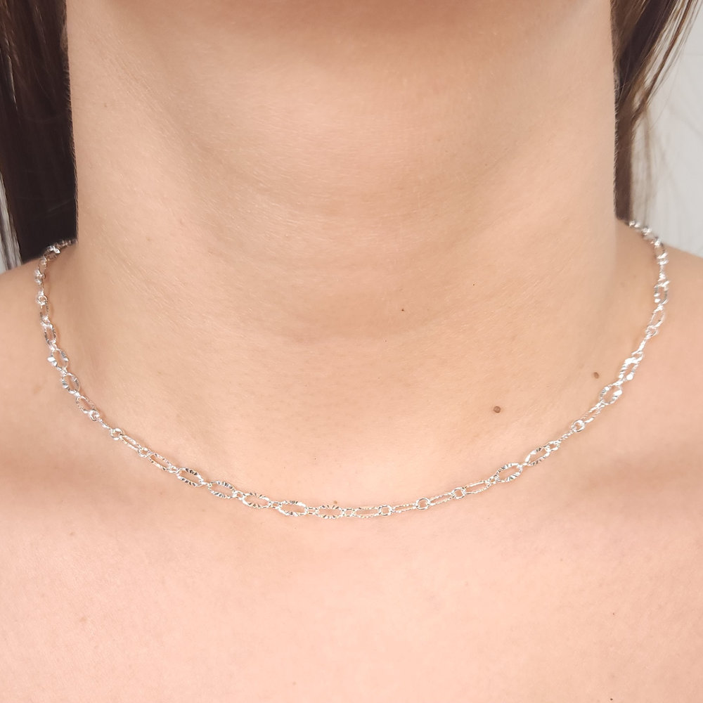 Gargantilha choker elos oval detalhe fosco