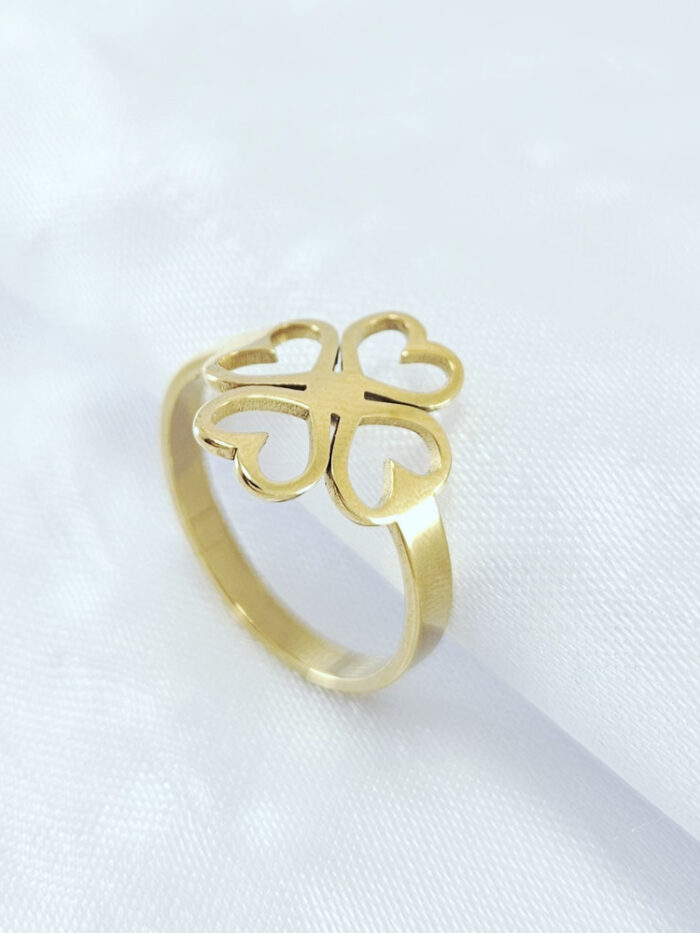 Anel formado coração vazado