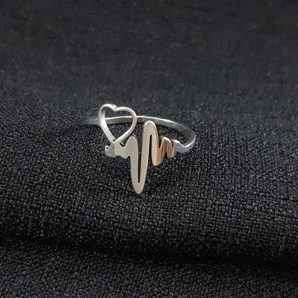 Anel fio batimento cardíaco com coração vazado