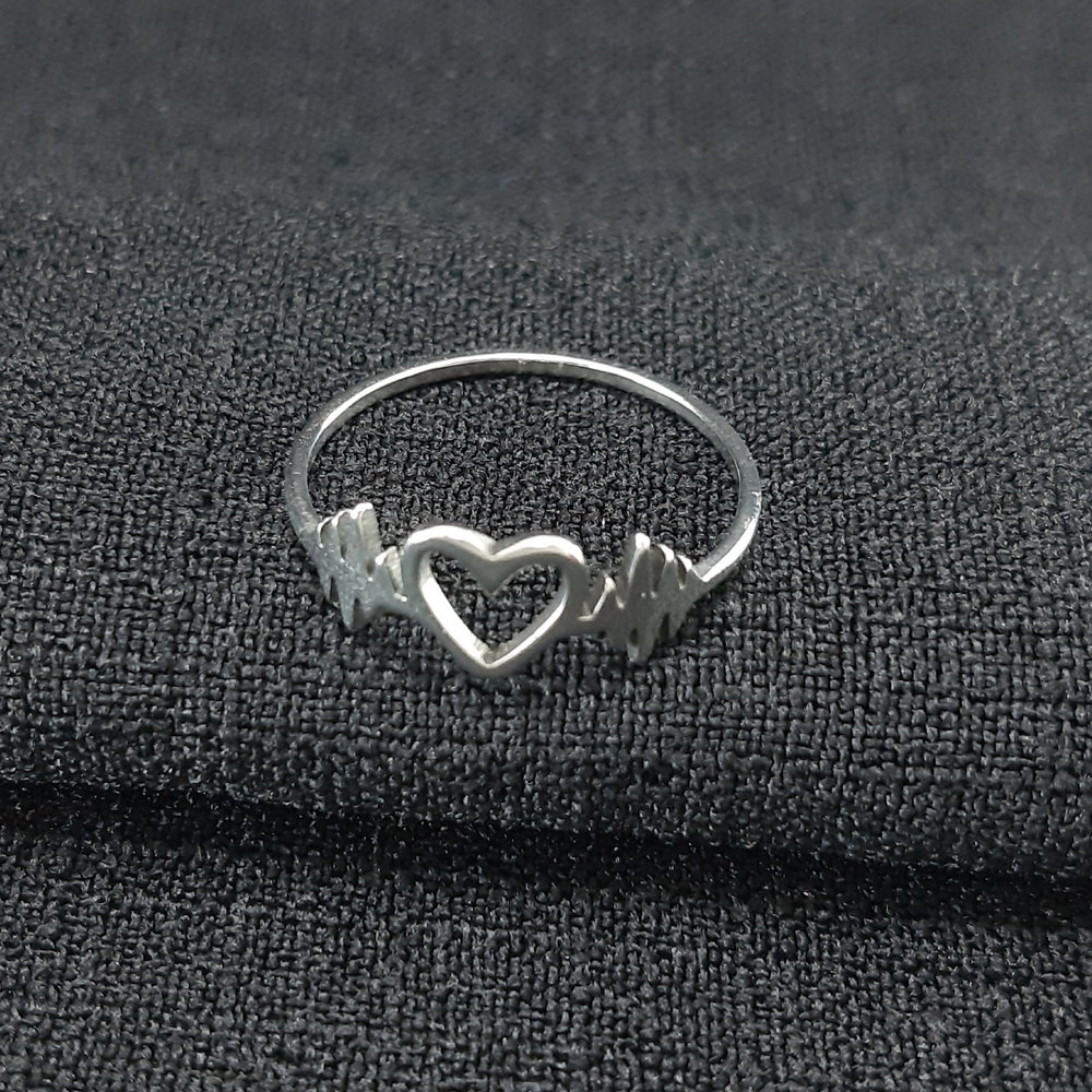 Anel fio bartimento cardíaco com coração vazado