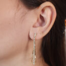 Brinco fios riviera detalhe curvado