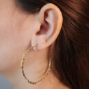 Brinco argola fio ondulado detalhe em riviera