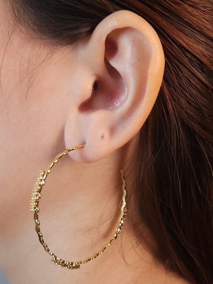 Brinco argola fio ondulado detalhe em riviera