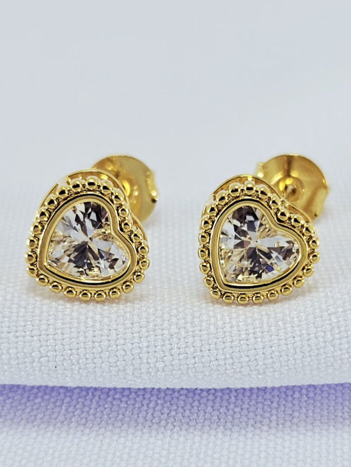 Brinco estilo coração trabalhado em cristal