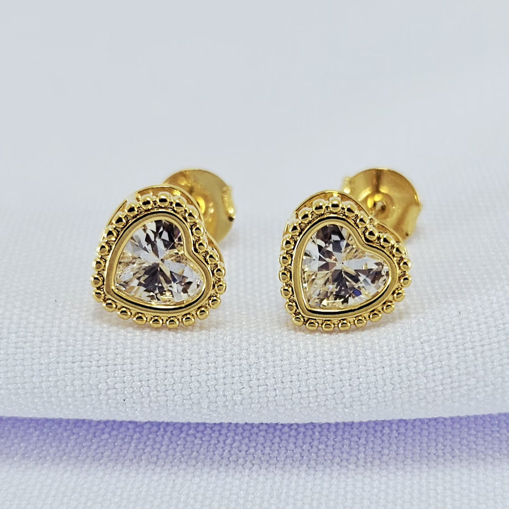 Brinco estilo coração trabalhado em cristal